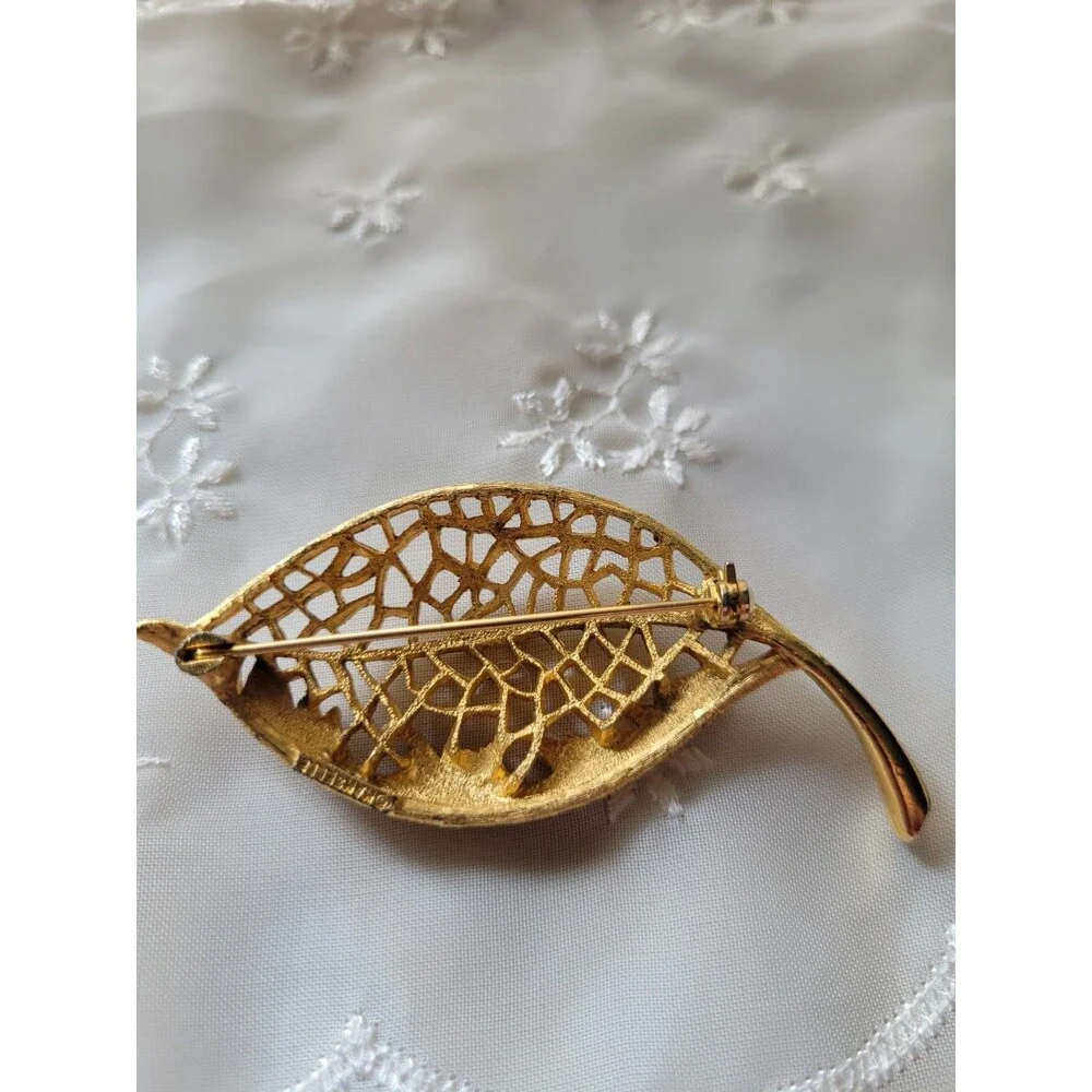 MAMSELLE Filigree Leaf Brooch Pin Textured Elvish Vintage Goldtone